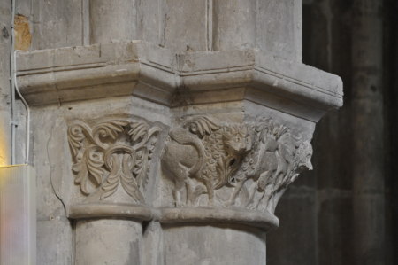 Chapiteau roman, collégiale de Vernon