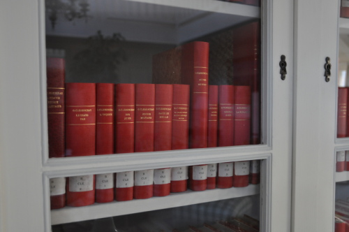L'étagère Clemenceau dans la bibliothèque de Claude Monet à Giverny