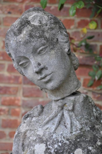 Sphinge dans le jardin de la maison Vacquerie à Villequier