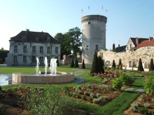 Le Jardin des Arts et la tour des archives à Vernon