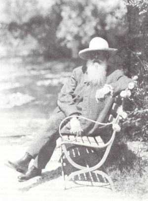 Monet assis sur un banc dans son jardin de Giverny, Nickolas Muray, 1926
