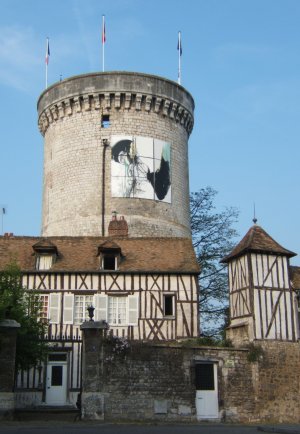 Art contemporain sur la tour des Archives à Vernon