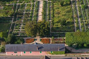 Vue aérienne de la maison de Monet à Giverny - photo Francis Cormon