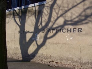 Inscription Défense d'afficher sur un mur à Evreux