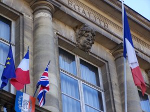 La devise républicaine au fronton de la mairie de Vernon