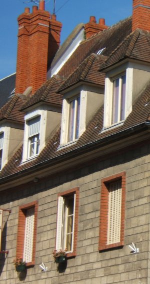 Maison datant de la Reconstruction normande équipée de porte-drapeaux