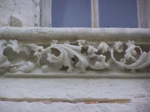 Rinceaux de feuillages Renaissance au Manoir du Chapitre à Ailly, Eure