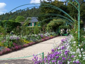 La grande allée du jardin de Monet