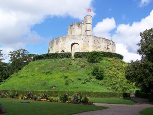 Le château de Gisors construit sur une motte féodale