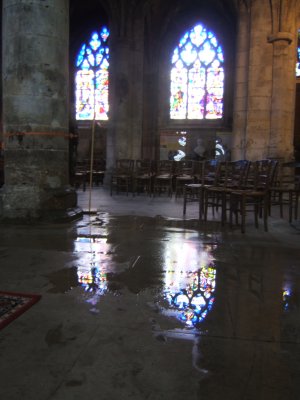 Flaques dans l'église de Louviers