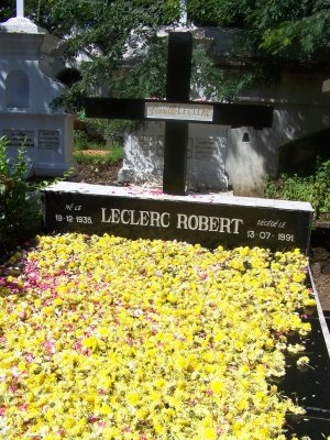Fleurs sur une tombe