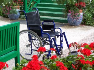 Fauteuil roulant devant la maison de Monet