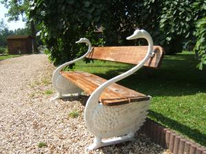 Banc de jardin en forme de cygne, moulin de Fourges, Normandie