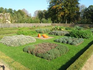 Carré de plantes aromatiques dans un potager du Hameau de la Reine à Versailles