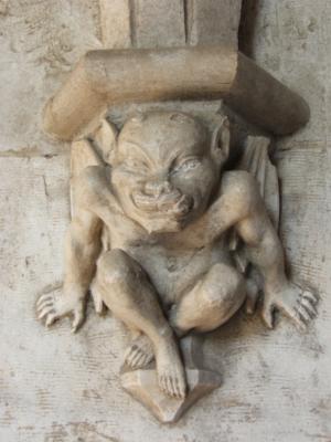 un diablotin en cul-de-lampe dans le cloître du musée de l'Evêché à Evreux, France