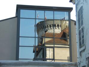 A Vernon, le donjon du chateau se reflète dans les vitres du centre culturel