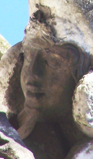La tête cachée sous la gargouille